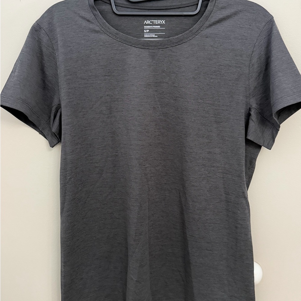 NWT ARC’TERYX TAEMA CREW NECK SHIRT SS WOMEN'S - BLACK HEATHER SIZE SMALL - Picture 3 of 7